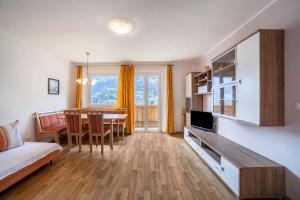 een woonkamer met een bank en een tafel met stoelen bij Ferienwohnung Ortler in Saltusio