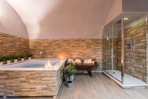 Ένα μπάνιο στο Piacentino Homes Campo de Fiori apartment +53 φωτογραφίες