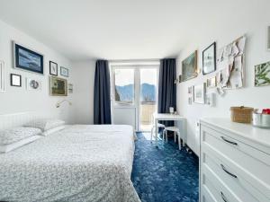 una camera con letto, scrivania e finestra di N&J GuestHouse Swan Bled a Bled