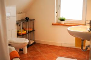a bathroom with a toilet and a sink at Ferienwohnung am Denkmal in Bad Berleburg