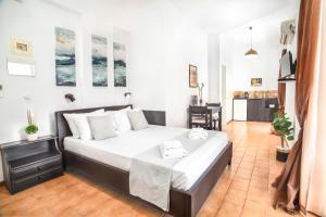 um quarto com uma cama grande num quarto em Hotel Porto Diakofti em Diakofti
