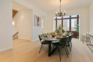une salle à manger avec une table et des chaises noires dans l'établissement Maison Perron, à La Panne