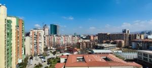 widok na miasto z wieloma wysokimi budynkami w obiekcie Apartment 906 in Prishtina w Prisztinie