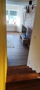 een kamer met een trap, een televisie en een woonkamer bij Apartment 906 in Prishtina in Pristina