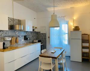 A kitchen or kitchenette at Via Marina