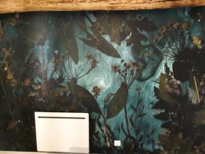 un mural de flores en una pared en L'HIVERNET, grand Triplex neuf au cœur d'Embrun accès facile, en Embrun