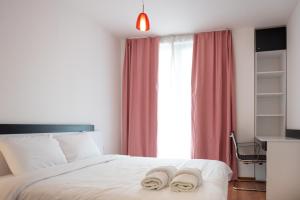 A bed or beds in a room at Sunny 1BDR Apartment near Center