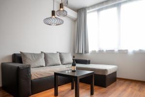 A seating area at Sunny 1BDR Apartment near Center