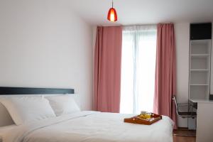 A bed or beds in a room at Sunny 1BDR Apartment near Center