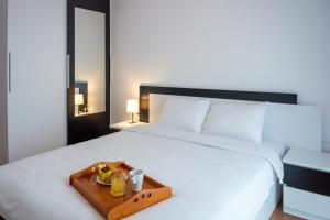 A bed or beds in a room at Sunny 1BDR Apartment near Center