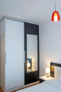 A bed or beds in a room at Sunny 1BDR Apartment near Center