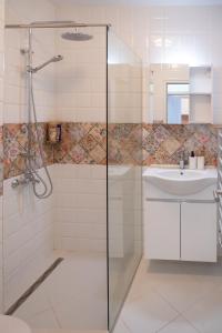 A bathroom at Sunny 1BDR Apartment near Center