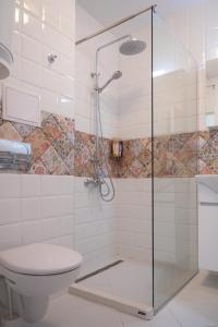 A bathroom at Sunny 1BDR Apartment near Center Még 20 kép
