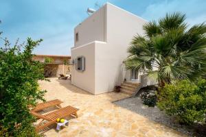 Zdjęcie z galerii obiektu Villa Diktina with private pool sea view w mieście Tavronitis