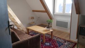 una sala de estar con una mesa y un sofá en Surfhouse, L'Oyat, en Saint-Pierre-Quiberon