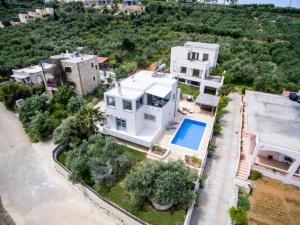 Bazén v ubytování Villa Diktina with private pool sea view nebo v jeho okolí