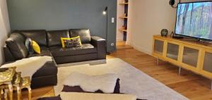 Posezení v ubytování L'HIVERNET, grand Triplex neuf au cœur d'Embrun accès facile