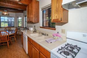 Nhà bếp/bếp nhỏ tại Breezy One-112 by Big Bear Vacations