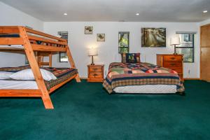 Giường trong phòng chung tại Breezy One-112 by Big Bear Vacations