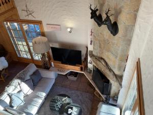 TV a/nebo společenská místnost v ubytování Chalet Pierre Blanche