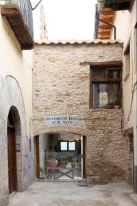 un bâtiment avec un panneau sur son côté dans l'établissement 40 de Mayo, à Cantavieja