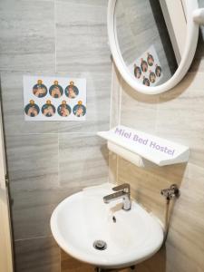 Ein Badezimmer in der Unterkunft MIEL BED Hostel & Gallery