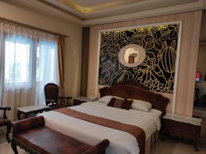 Łóżko lub łóżka w pokoju w obiekcie Hotel Indah Palace Yogyakarta