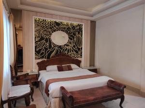 Säng eller sängar i ett rum på Hotel Indah Palace Yogyakarta