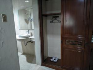 A bathroom at Hotel Indah Palace Yogyakarta