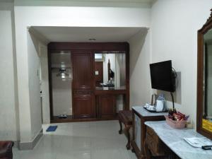 Telewizja i/lub zestaw kina domowego w obiekcie Hotel Indah Palace Yogyakarta