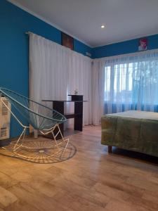 a bedroom with a hammock and a bed and a desk at Hermosa casa con patio, parrilla y garage cerrado in Tandil