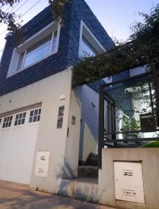 a blue and white house with a garage at Hermosa casa con patio, parrilla y garage cerrado in Tandil