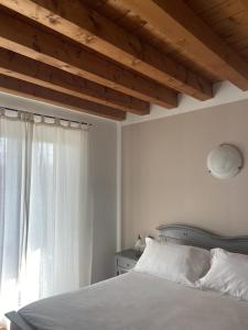 sypialnia z białym łóżkiem i oknem w obiekcie Locanda Arizona w mieście Bardolino