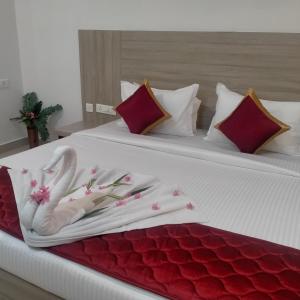 Postel nebo postele na pokoji v ubytování JB Residency
