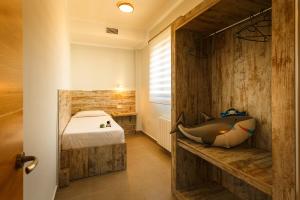 a bedroom with a bed and a whale shaped bath tub at Apartamentos Turísticos Cúllar Vega in Cúllar-Vega