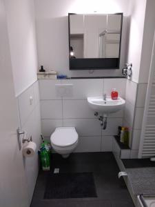 Bilik mandi di Studio-Apartment, zentral gelegen +1 gambar