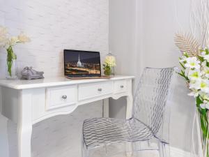 Televízia a/alebo spoločenská miestnosť v ubytovaní ELEGANT SUITE - in centro PortaNuova