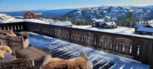 uma varanda com vista para as montanhas cobertas de neve em Wonderful cabin with amazing mountain - view em Lifjell