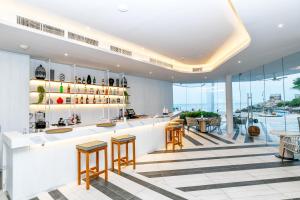 een bar in een gebouw met uitzicht op de oceaan bij VERSO Hua Hin - a Veranda Collection - SHA Extra Plus in Hua Hin