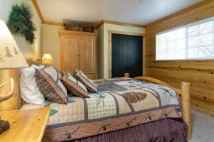 En eller flere senge i et værelse på All About Fun-1149 by Big Bear Vacations