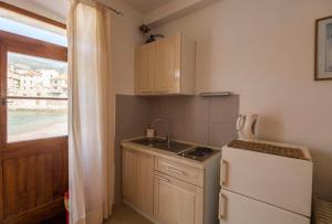 Kuchyňa alebo kuchynka v ubytovaní Beachfront Love Nest