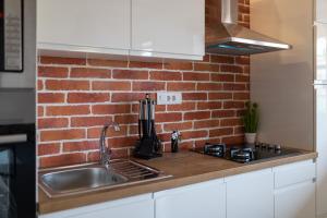Kuchyň nebo kuchyňský kout v ubytování Komun Apartments