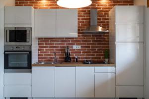 Kuchyň nebo kuchyňský kout v ubytování Komun Apartments