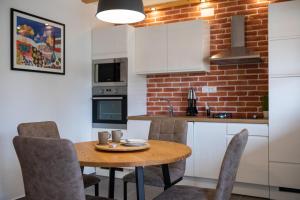 Kuchyň nebo kuchyňský kout v ubytování Komun Apartments