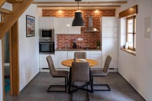 Kuchyň nebo kuchyňský kout v ubytování Komun Apartments