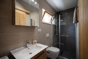 Koupelna v ubytování Komun Apartments