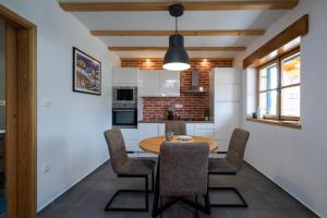 Kuchyň nebo kuchyňský kout v ubytování Komun Apartments