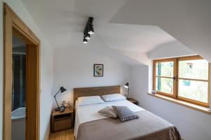 Postel nebo postele na pokoji v ubytování Komun Apartments