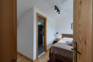 Postel nebo postele na pokoji v ubytování Komun Apartments