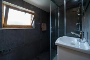 Koupelna v ubytování Komun Apartments